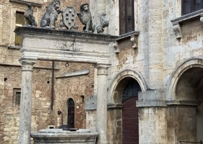 Pozzo dei Grifi e dei Leoni in Piazza Grande, Montepulciano