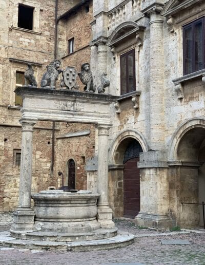 Pozzo dei Grifi e dei Leoni in Piazza Grande, Montepulciano